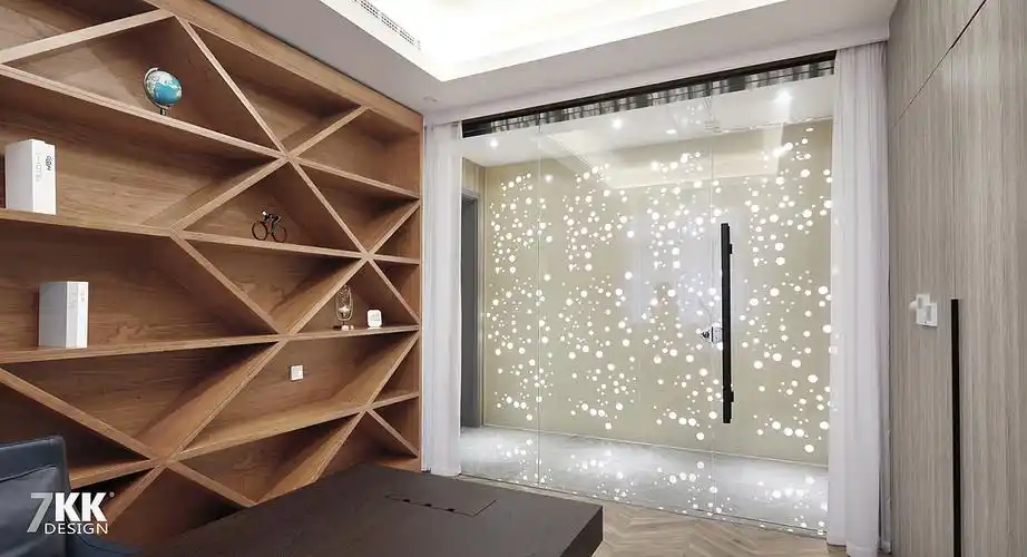 透光的玻璃材质代替常规的门板,透过走廊可以看到对面梦幻的造型墙面