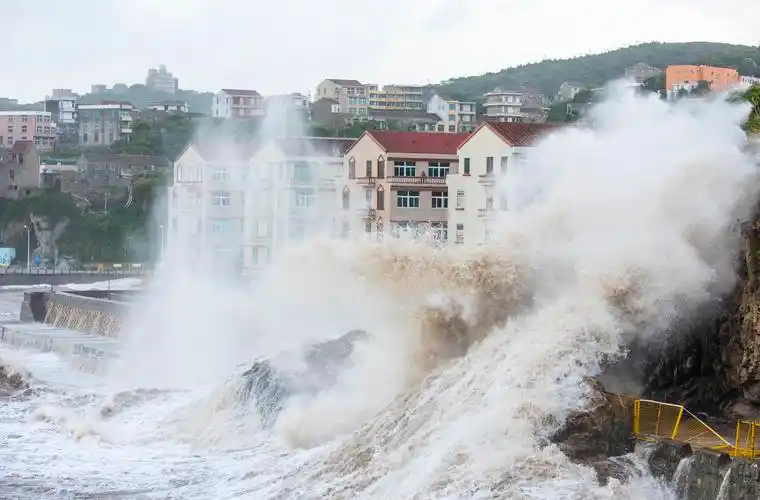 台风"玛莉亚"逼近 温岭沿海巨浪拍岸(1)
