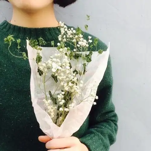 手里拿花的头像