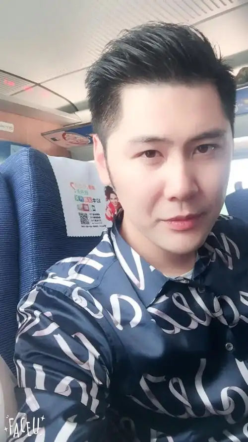 29岁阳光暖男长得像钟丽缇老公,想找一位高挑靓丽的未婚女孩