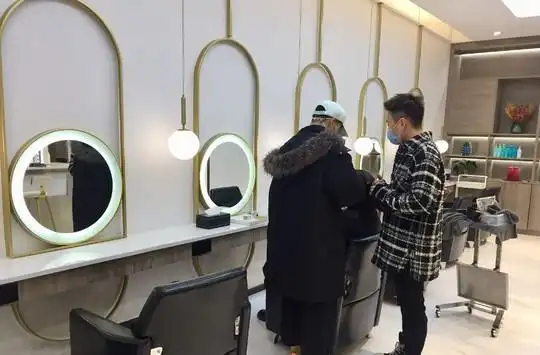 刘海飘逸仿佛杀马特贵族所以成都理发店到底啥时候开门