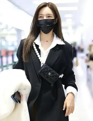 沈梦辰穿休闲西装随性时髦 对镜比心撩发狂撩粉