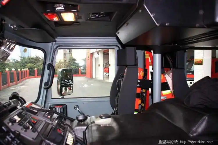 实拍美国豪士科-匹尔斯消防车