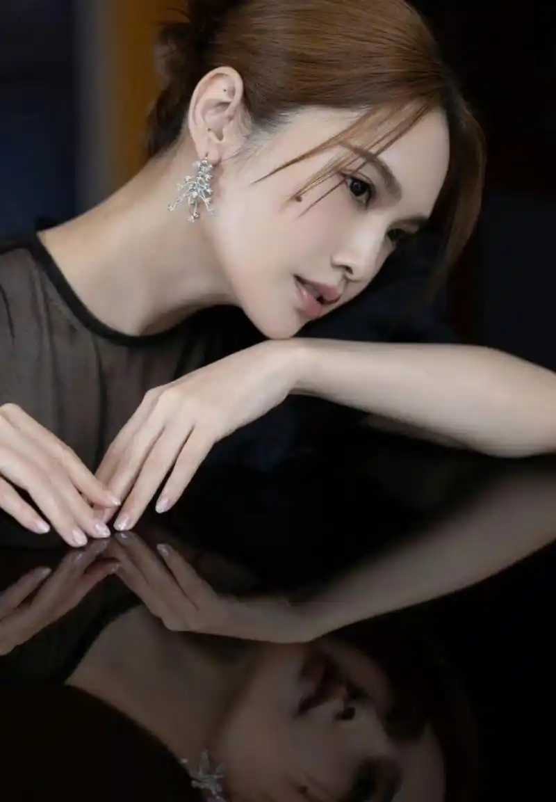 杨丞琳身穿黑色长裙勾勒曼妙身材,那颗美人痣就是最完美的点缀!