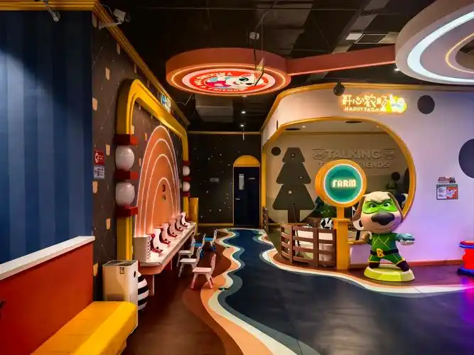 n 
一入园,孩子就被可爱的汤姆猫主题装饰吸引,仿佛置身动画世界