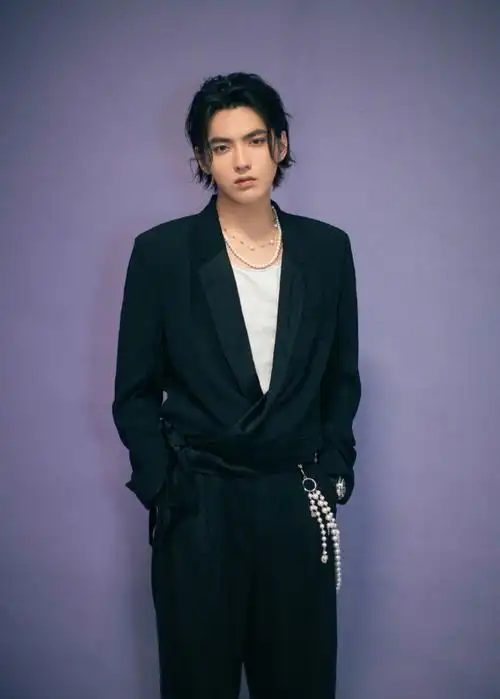 带珍珠项链的男人