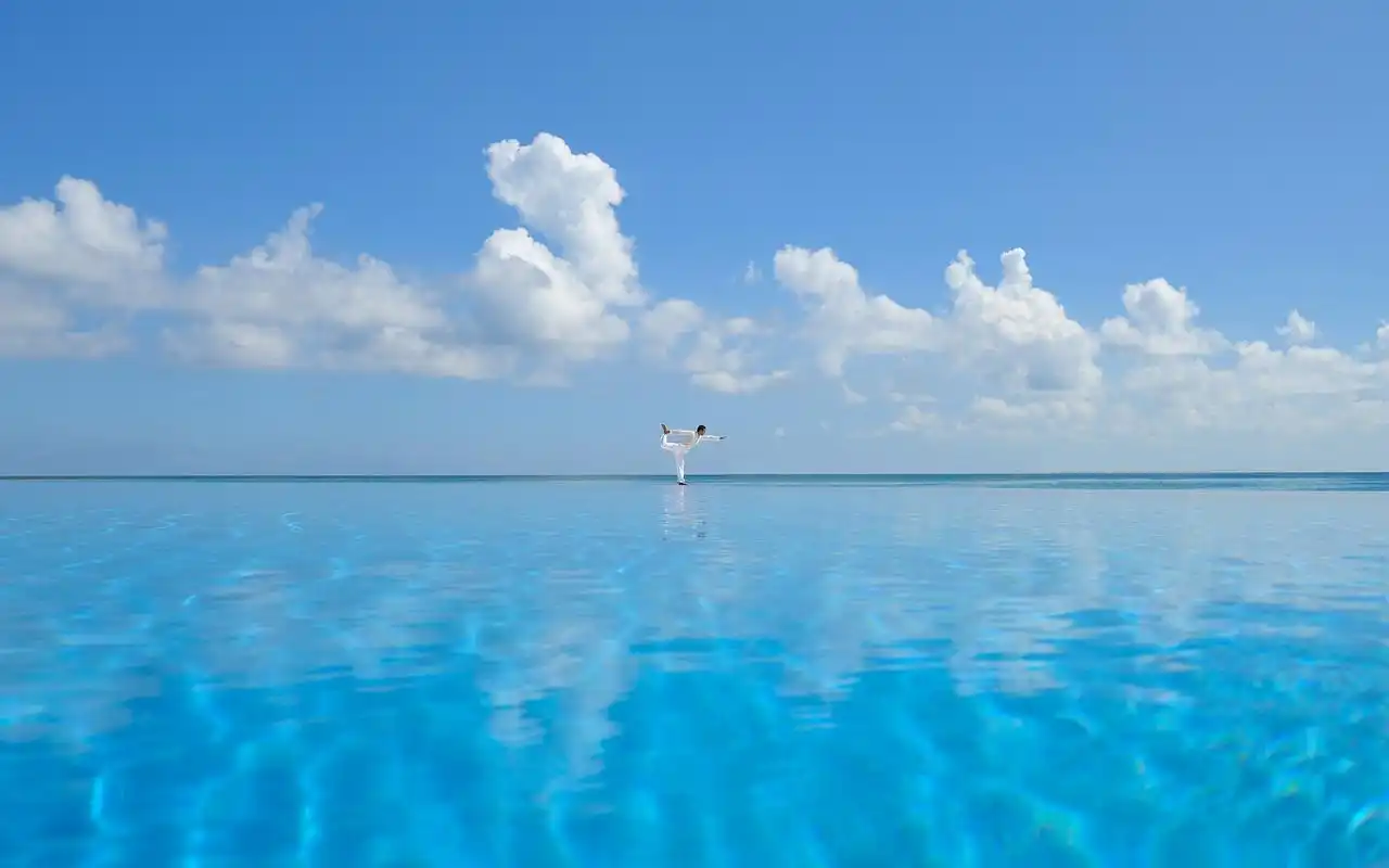 室外瑜伽美女桌面壁纸图片