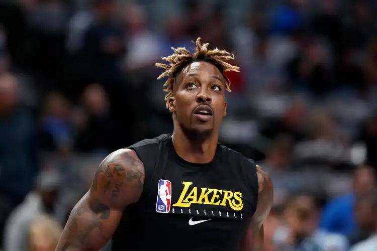 霍华德谈投进三分球:我都没看篮筐 一出手就知道有了 - 球迷屋