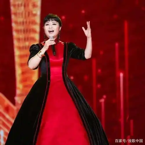 你的风采 你向东海奔去 惊涛是你的气概 你用甘甜的乳汁 哺育各族儿女