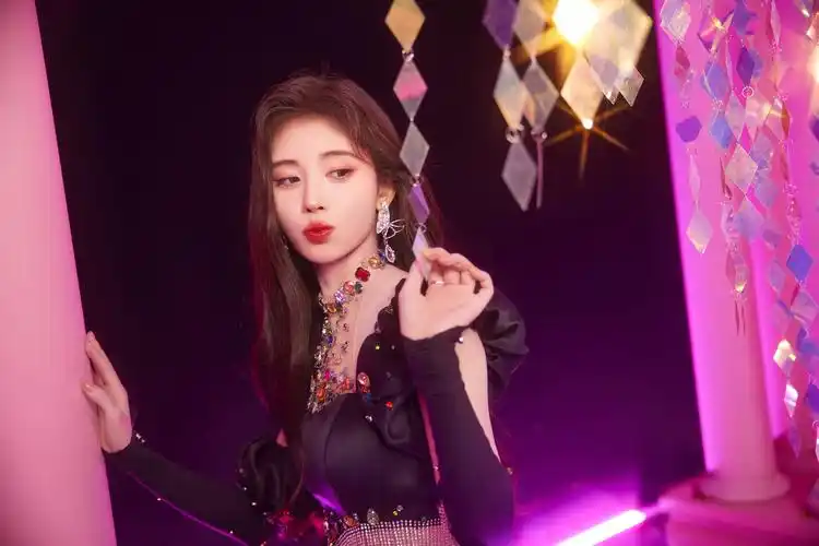 鞠婧祎穿撞色蓬蓬裙化身舞台精灵聚光灯下闪耀迷人