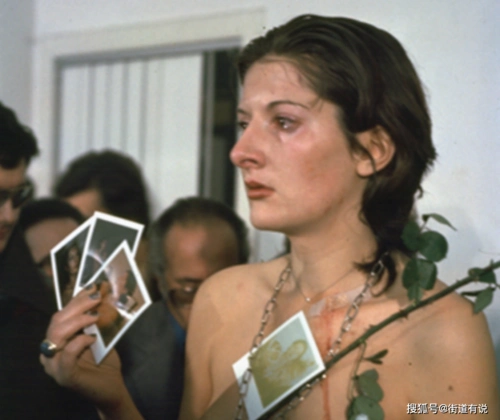 之母"的玛丽娜·阿布拉莫维奇,在意大利那不勒斯表演了一场《韵律0》