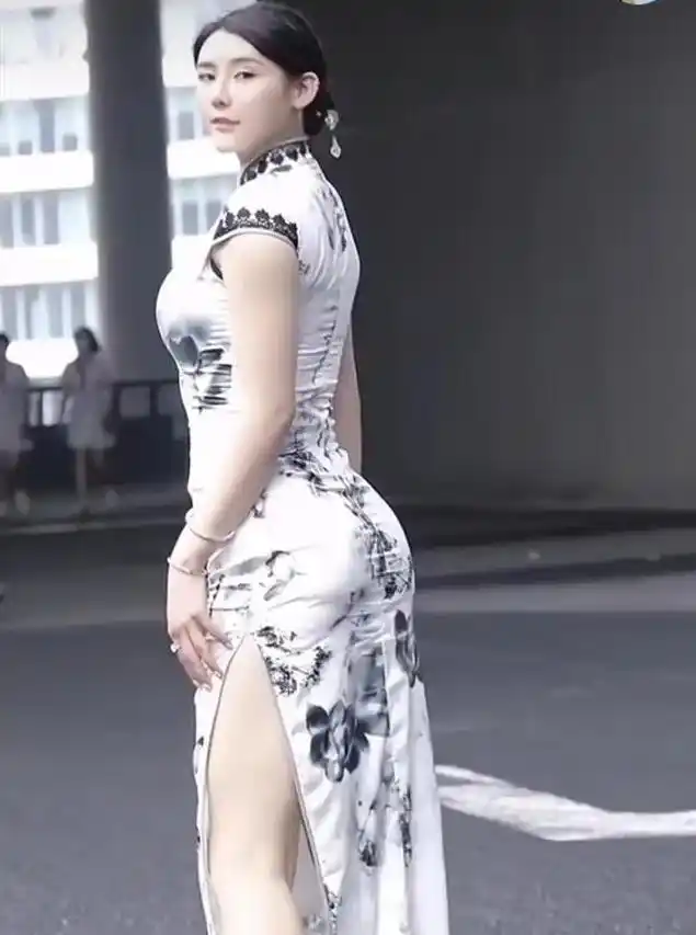 178刘太阳身材颜值堪称完美,网友:适合与霍利菲尔德一起走秀!