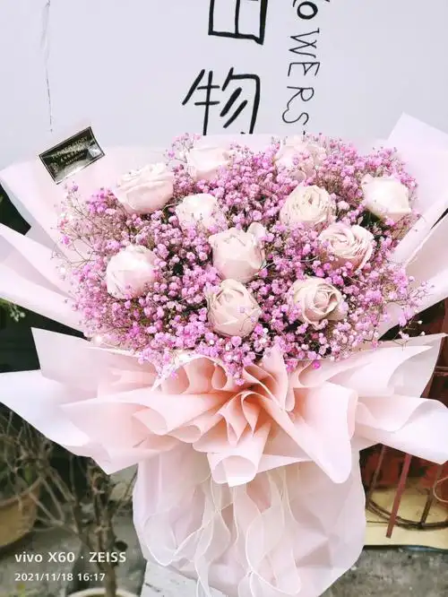 11枝粉玫瑰搭满天星花束