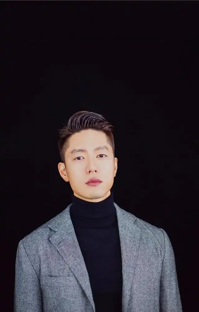 凌潇肃成熟魅力冬日写真