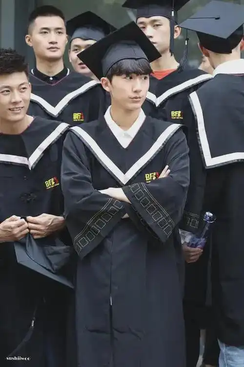 北电无滤镜毕业照曝光关晓彤周也同框比美王俊凯比同学嫩太多