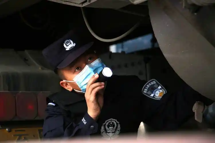 全国特级优秀人民警察郑兆瑞和毒品斗争的6000多个日夜