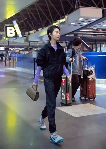 周冬雨现身机场,笑容满面大步疾行凸显时尚气场