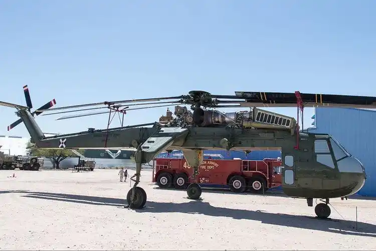 ch-54直升机是美国西科斯基公司研制的双发单桨重型起重直升机,公司