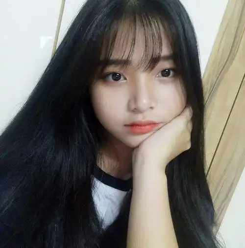 这名韩范儿十足的女生并不是韩国人,而是土生土长的越南人,因为经常