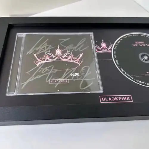 金智秀(jisoo),金智妮(jennie),朴彩英(ros07),lisa的4人亲笔签名