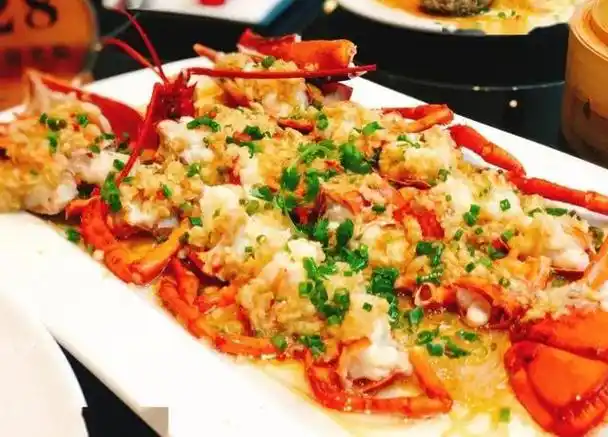 而在众多海鲜中,波士顿龙虾以其独特的口感和丰富的营养价值,成为了