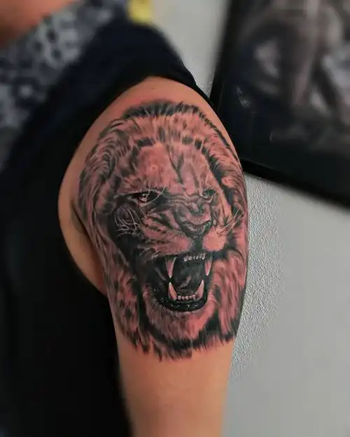 肩膀黑灰写实虎首纹身图案