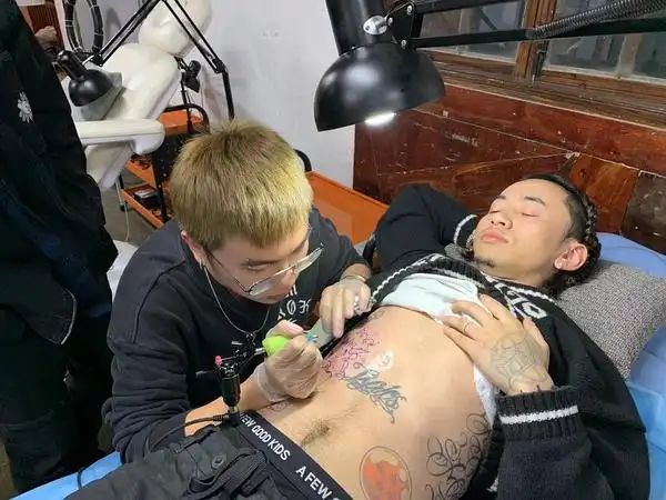 之前陪朋友去纹身 马思唯纹身照片更新