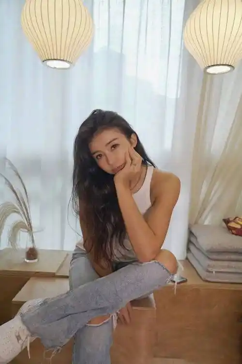 nba第一美女记者晒照,牛仔裤 白上衣,韵味十足,魅力挡不住_张曼源