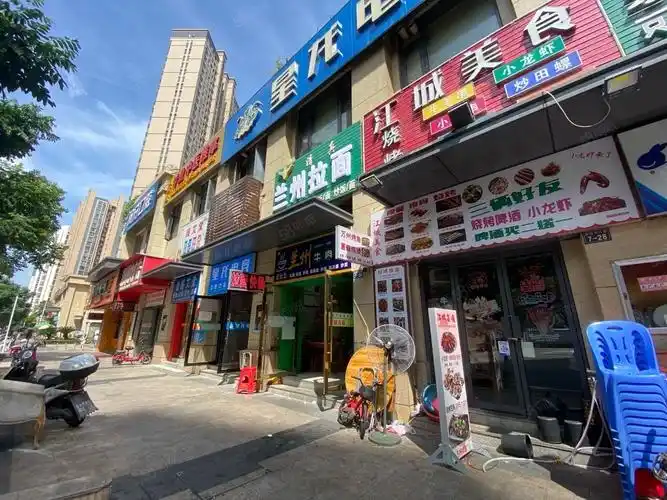 【13图】房东急售,鹏欣水游城临街旺铺,小区大门口旁边,收租稳定,赣州