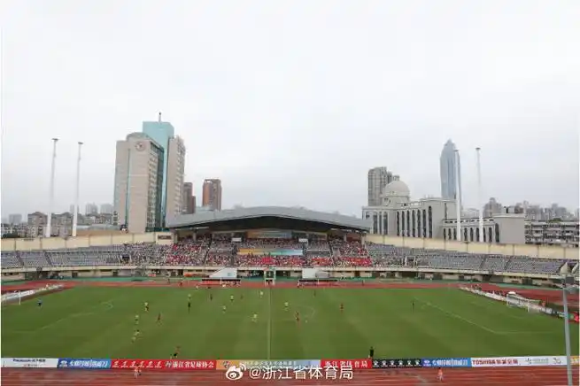 联赛暨温州市首届"强城杯"全民足球系列赛在温州体育中心体育场揭幕