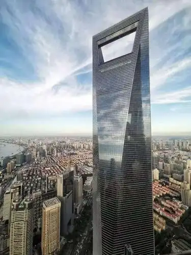 楼高为493米的上海环球金融中心.