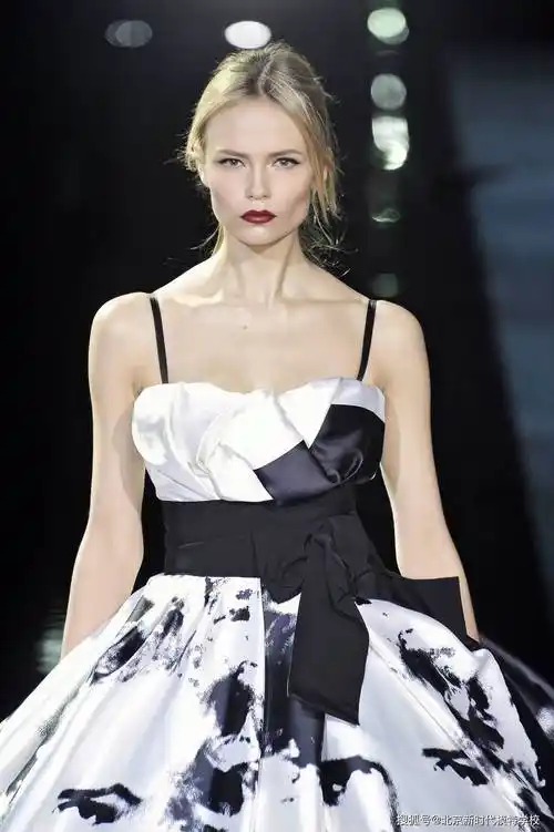 模特专业 | 关于模特步法的基础训练_身体_动作_自然