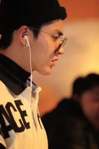 吴亦凡#     预备,开始找啊,吴亦凡的侧脸来啦