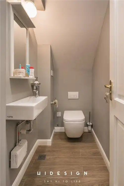 楼梯下方的空间,被有效的利用起来,做了一个单独的卫生间.