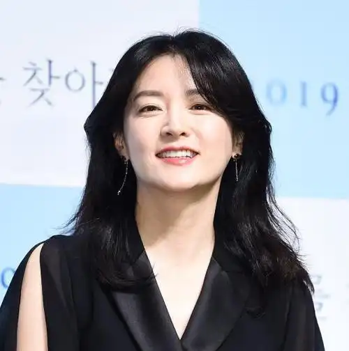 有种"冻龄"叫李英爱,穿身黑也显眼,长相和"大长今"没咋变