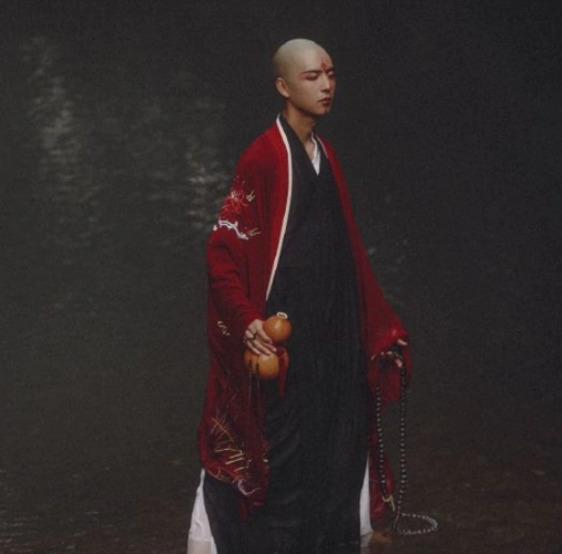 抖音禁欲红衣"和尚",一改风格,青衣出镜,网友:依旧令人癫狂