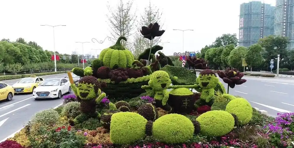 街头绿雕换夏装啦南京这25个绿雕景观你见过吗