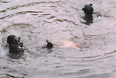 经过两个多小时的搜寻,两个孩子终于被蛙人打捞出来.