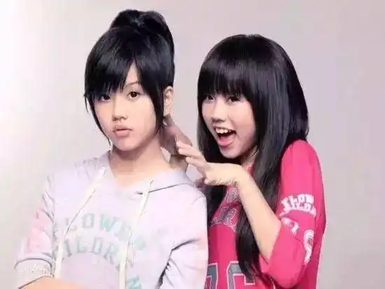 台湾双胞胎长大了对比整容的by2她们真是一股清流