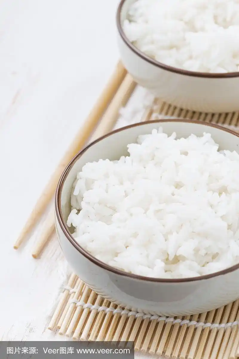 中国传统蒸白米饭,特写垂直