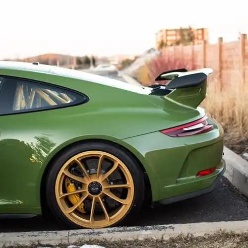 搭配金色轮毂的sao绿色保时捷911gt3