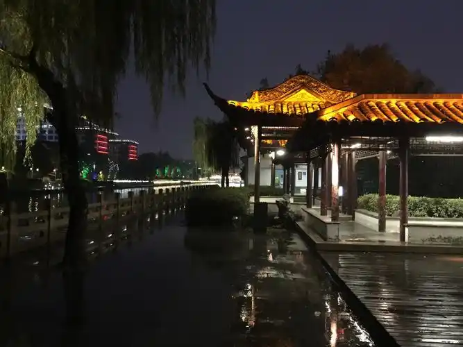 夜晚我们到古运河欣赏运河夜景.