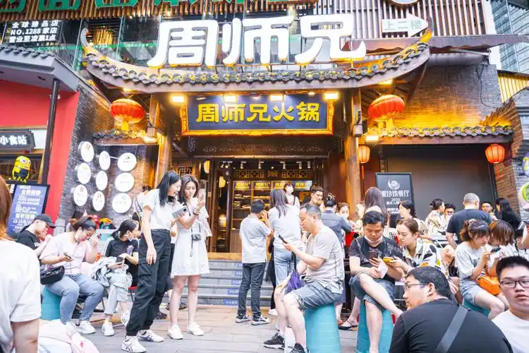 周师兄火锅是重庆规模最大的直营火锅品牌,力图打造最正宗的麻辣火锅.