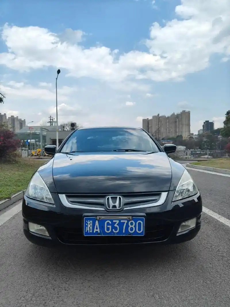 05款05年上户本田雅阁2.4l 豪华版,一手私家车