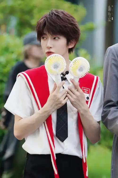 刘宇拿洗衣板跳洗衣舞##刘宇给粉丝发演员应援小卡