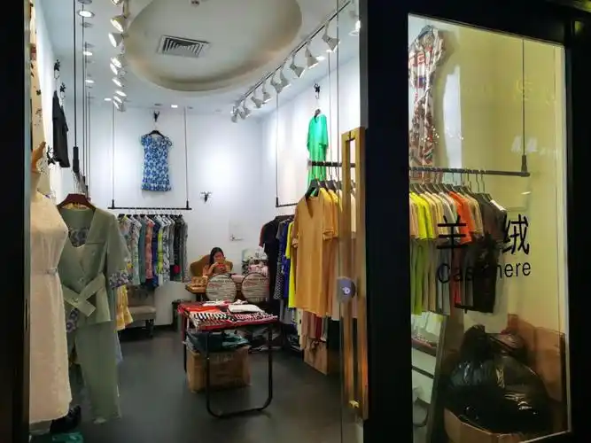 " 服装批发业实体门店开销大,成本投资高,顾客不出门,门店人流量大幅