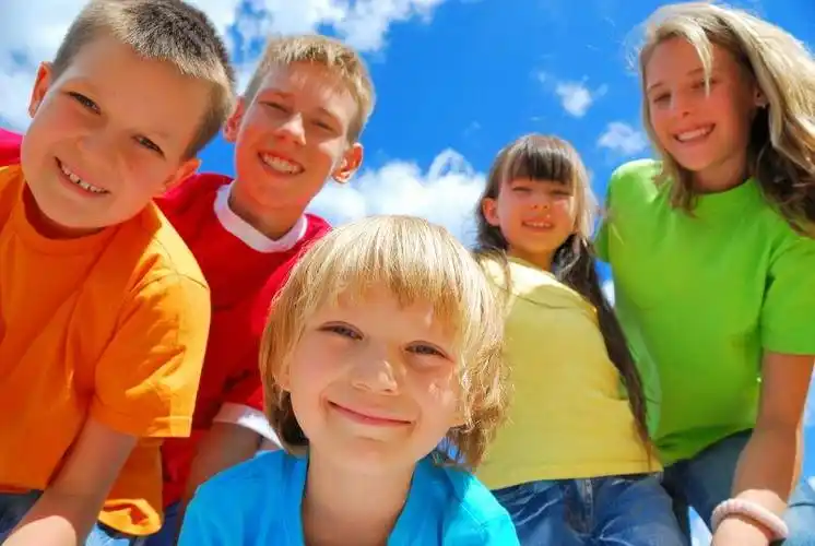 蓝天下的孩子可爱的微笑