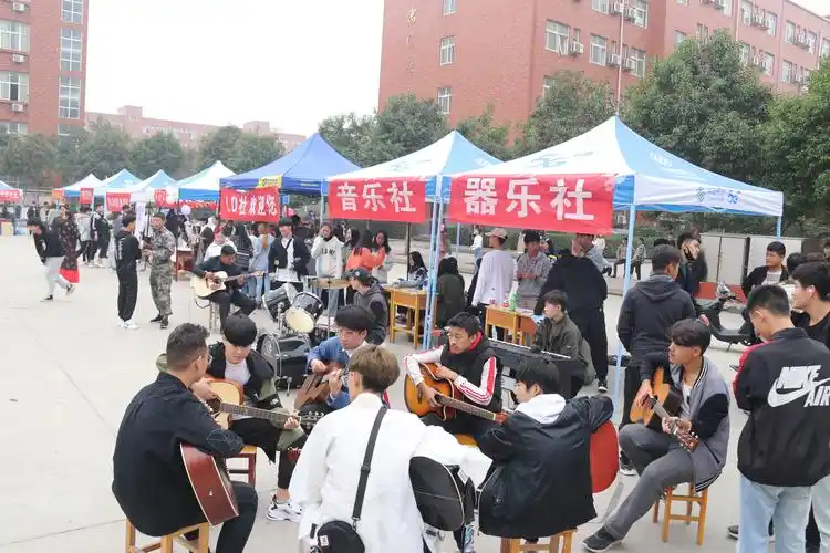 百花齐放,各展所长——洛阳科技职业学院举办学生社团集中纳新活动