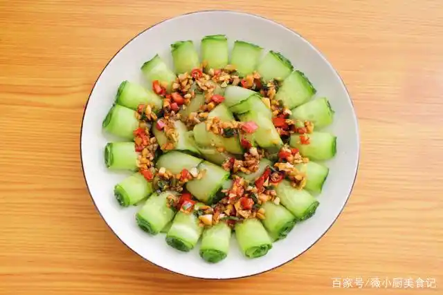 凉拌黄瓜家常做法,花点心思摆盘,好吃又好看,招待客人很有面子