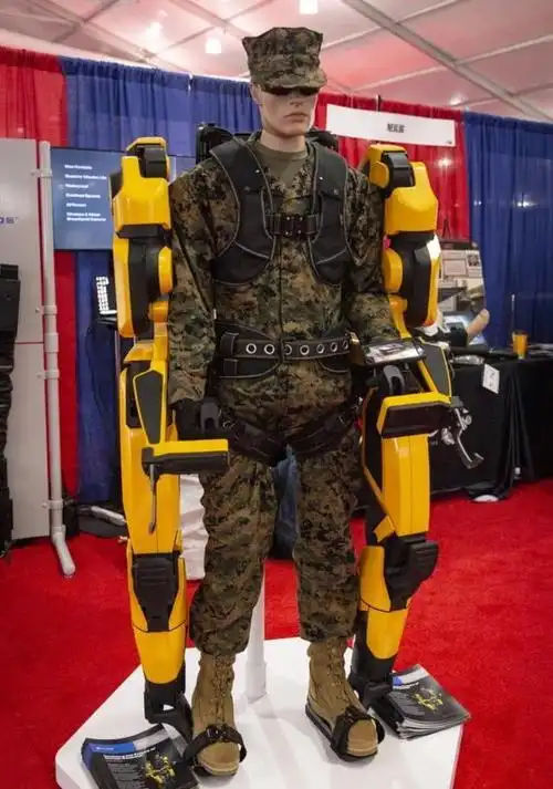 我军新型单兵外骨骼曝光,不依靠能源动力,士兵如何轻松扛重物?